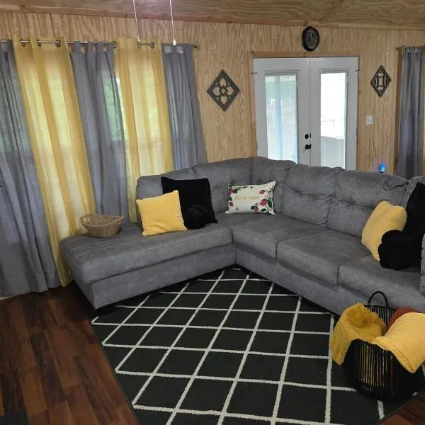 Quiet Cozy Cabin with essentials Minutes to Lake Fork，位于Quitman的酒店