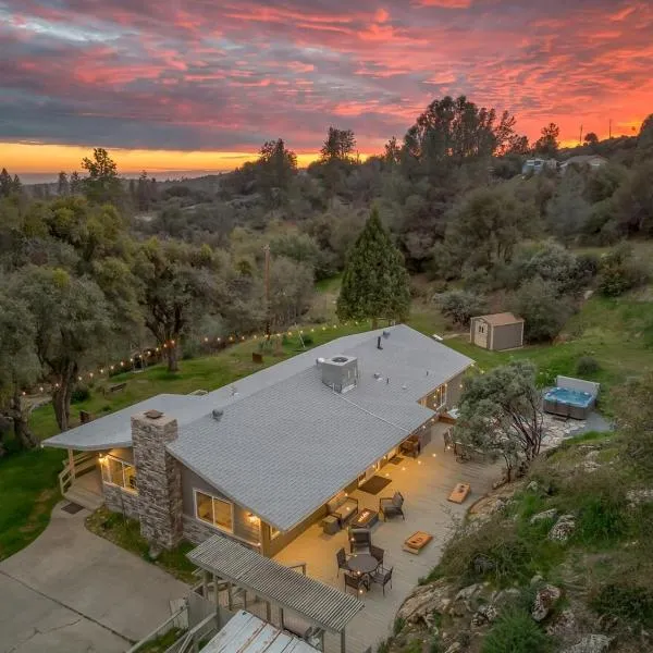 Manzanita Hill-35 miles to Yosemite, 10 miles to Mariposa with 8 person spa，位于马里波萨的酒店