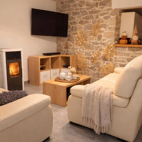 Gîte en pierre Au Chant des Roches，位于塞尔方丹的酒店