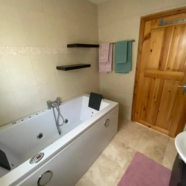 Rockside Villa Cashel Sleeps 6, Jacuzzi Bath, Walk to Rock of Cashel，位于卡舍尔的酒店