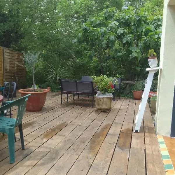 atypical house garden,位于Saint-Paulet-de-Caisson的酒店