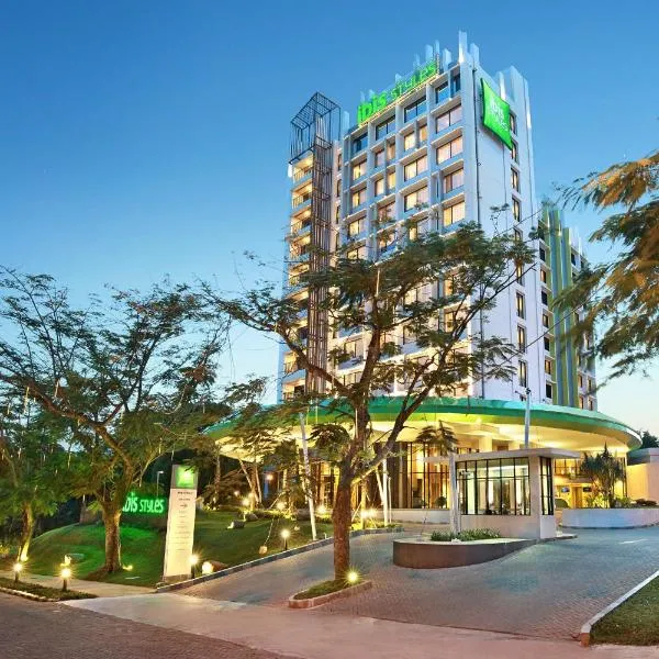 茂物拉亚宜必思风格酒店，位于Tanjakanranji的酒店