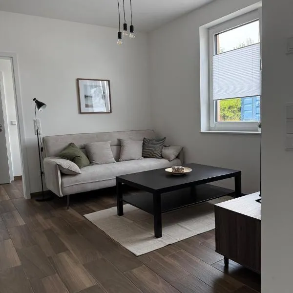 Moderne Ferienwohnung, separater Eingang, Neubau, Smart Tv & Wifi & Kaffemaschine inklusive，位于劳尔的酒店