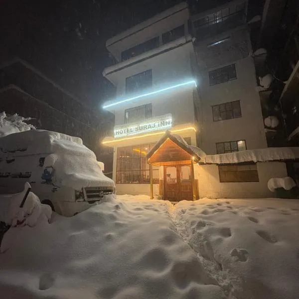 Hotel Suraj Inn ,near Hadimba Devi Temple ! Rooftop Restaurant ! Personal Parking，位于马拉里的酒店