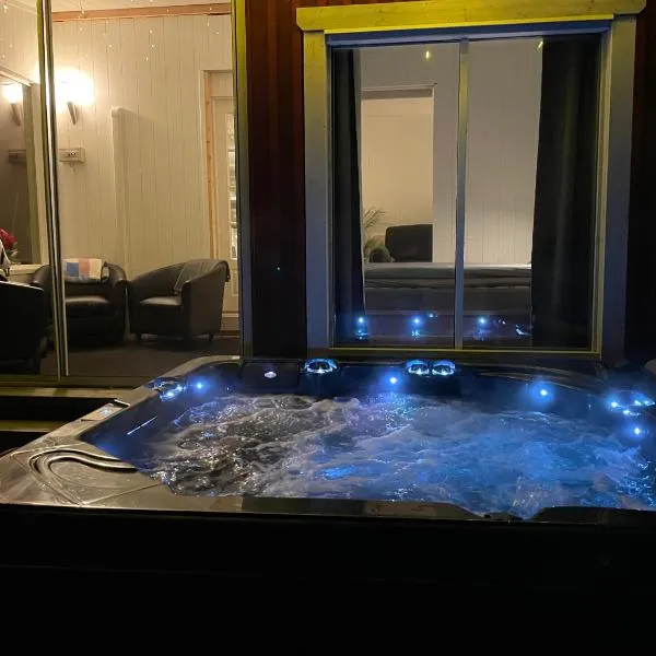 Cottage by the sea with sauna and jacuzzi，位于罗威萨的酒店