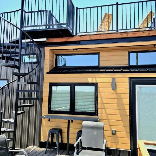 Designer Modern Tiny Home w All of The Amenities，位于Apple Valley的酒店