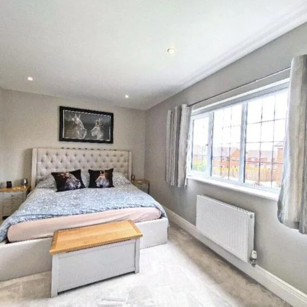 Foreman Manor Near London & Guildford 3 Bed 3 Bath，位于艾什的酒店