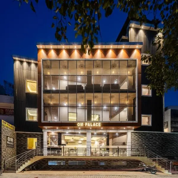 Perfectstayz Om Palace - Near Prem Mandir with Parking，位于范兰德凡的酒店