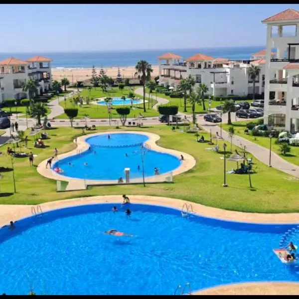 Beachfront Apartment in Assilah, Private Solarium, 4 Pools, Secure Residence, WiFi, Parking，位于艾西拉的酒店