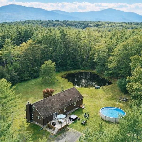 Bear House Catskills - Private Pool, Pond and Hot Tub，位于Cairo的酒店