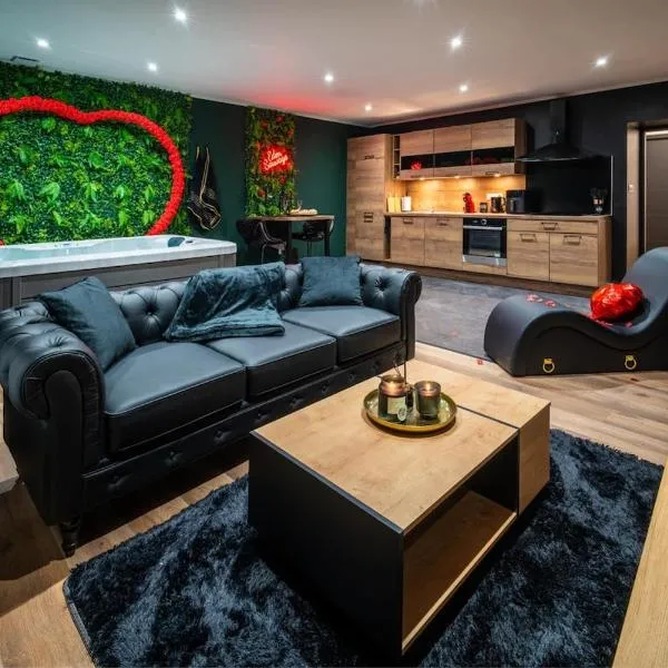 Escapade amoureuse, Love Room avec jacuzzi privé，位于Nozeroy的酒店