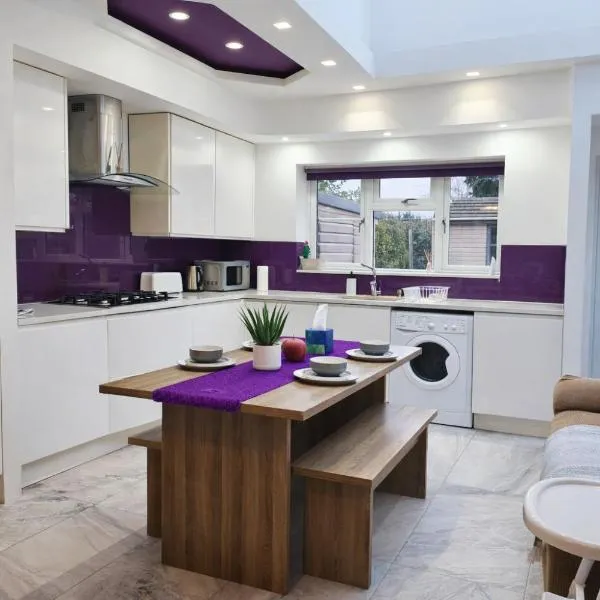 Spacious Modern 5 bedroom home near Heathrow Windsor，位于斯劳的酒店
