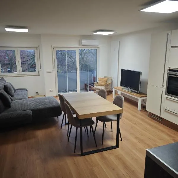 Moderne helle 75qm Wohnung am Salbker See inkl Parkplatz, Balkon，位于马格德堡的酒店