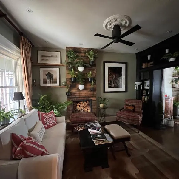 Stylish Mission-Style Home on Park in Jersey City, NJ，位于泽西市的酒店