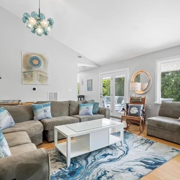 Exceptional Contemporary Retreat with 4 King Beds in Mystic CT,位于格罗顿的酒店
