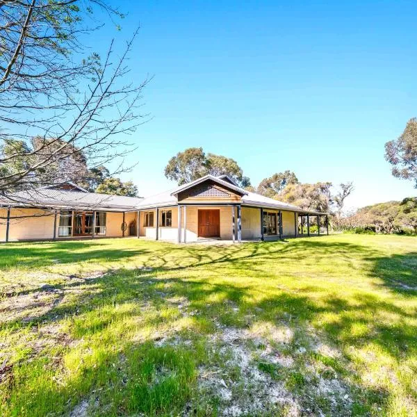 Cockburn Airoprt 6BR Farmstay nr Fremantle&Beach，位于珀斯的酒店