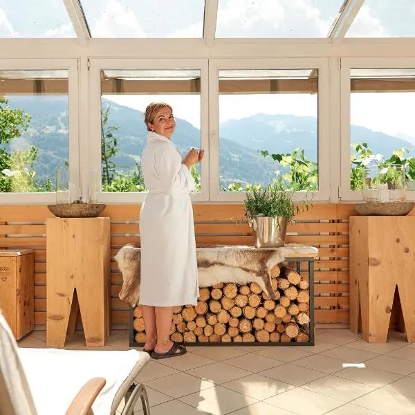 阿卡缇弗阿尔彭罗斯温泉酒店，位于施伦斯的酒店