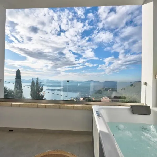 Villa Filothea with Jacuzzi and sea view，位于Spartýlas的酒店