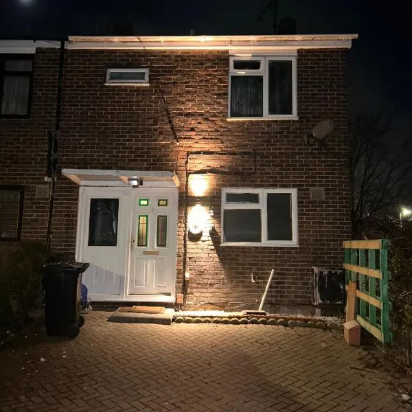 Charming 4-Bedroom House Rental in Basildon, UK，位于巴塞尔顿的酒店