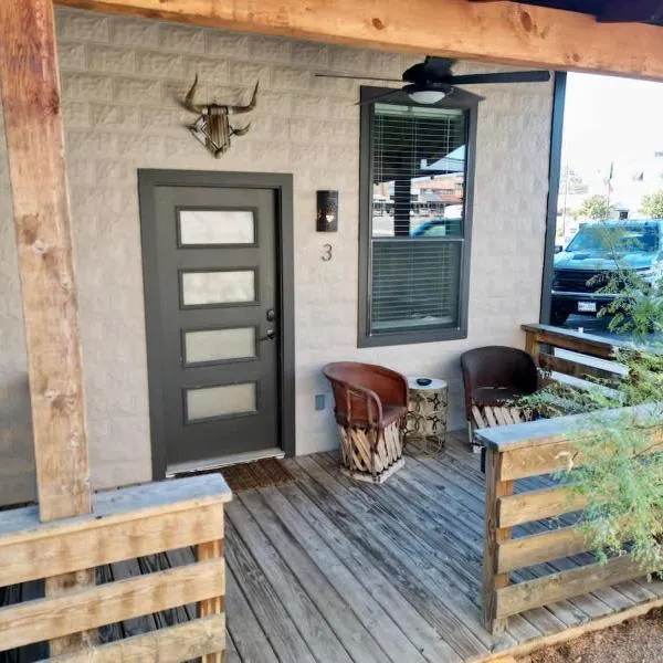 Lodge 3 on the Mason TX Square，位于Mason的酒店