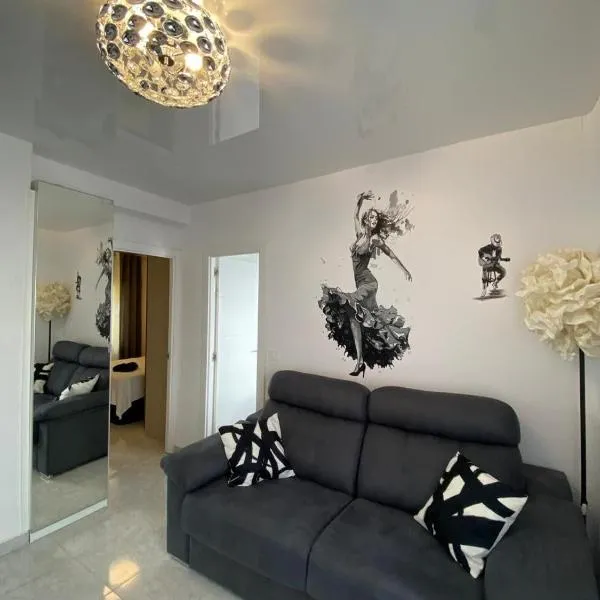 Modern Art Apartment 50m to the Beach，位于洛斯阿尔卡萨雷斯的酒店