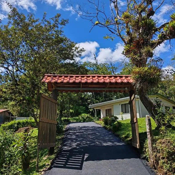 Alojamiento con lago privado en Bajos del Toro，位于Toro Amarillo的酒店