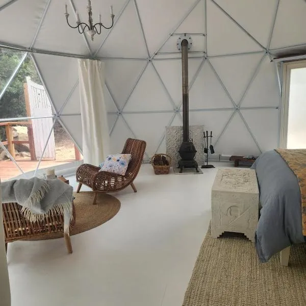 Solara - A Private Dome Nestled in the Trees l Noosa Hinterland,位于Traveston的酒店