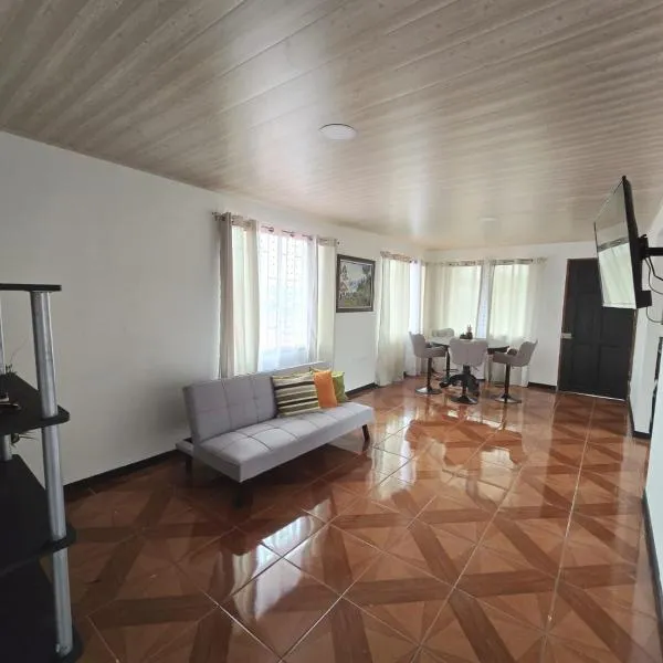 Alojamiento Vistas Chirripo espacioso con Parqueo，位于圣伊西德罗的酒店