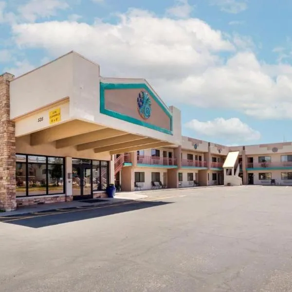 Turquoise Inn & Suites，位于科尔特斯的酒店