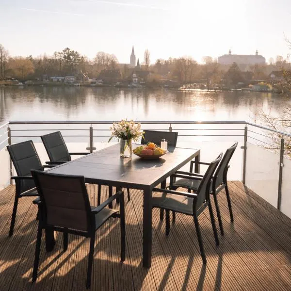 Traumapartment mit Panoramaseeblick und großer Dachterrasse，位于布隆的酒店