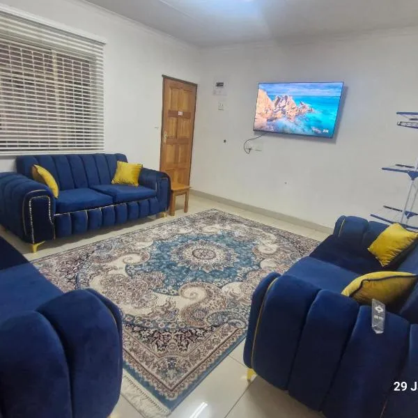 Royal Inn - Fully Furnished Self-Catering Apartments，位于Lenasia的酒店