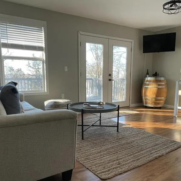 Heron Cottage on Cayuga Lake，位于Aurora的酒店