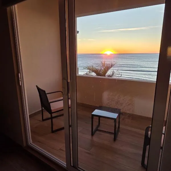 Dmytri's Original La Fonda Restaurant & Hotel，位于La Fonda的酒店