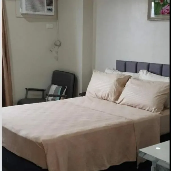 Staycation condo with pool near SM Tungko, Bulacan，位于Mangangpico的酒店
