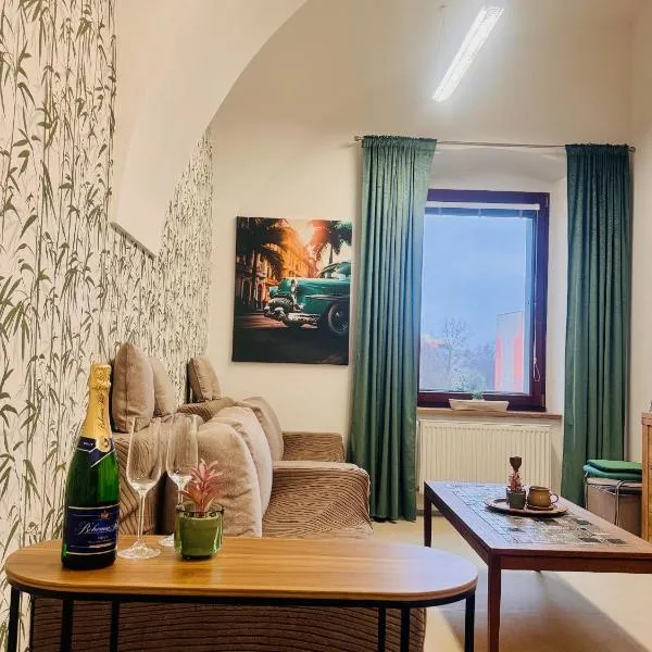 Apartmán HUGO，位于亚罗梅日的酒店