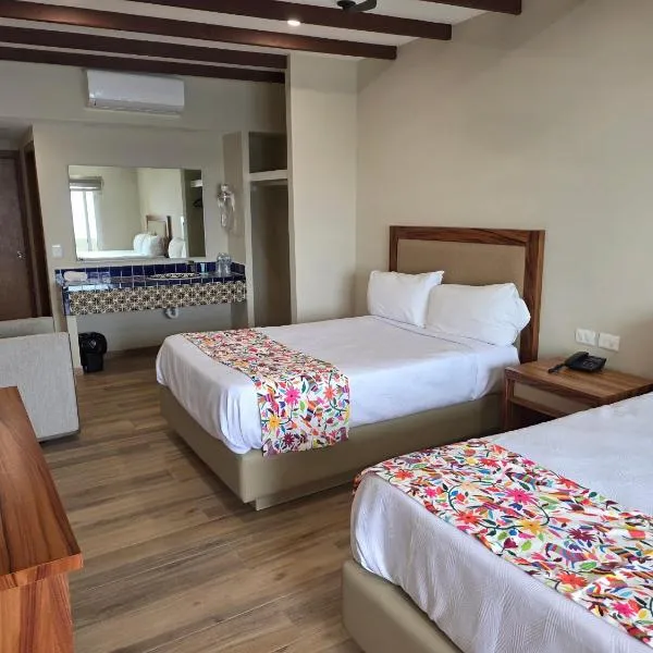 Dmytri's Original La Fonda Restaurant & Hotel，位于La Fonda的酒店