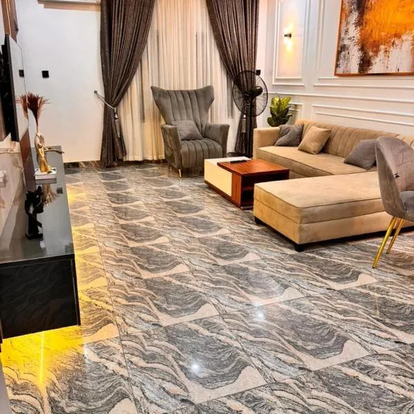 Beautiful 2Br Apt in Ogba, Ikeja, Lagos，位于拉各斯的酒店