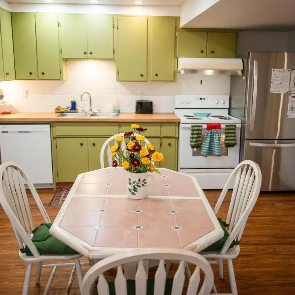 Spacious 2-Bedroom Basement Suite in Whitehorn, Close to Calgary Airport, Hospital, & Train，位于卡尔加里的酒店
