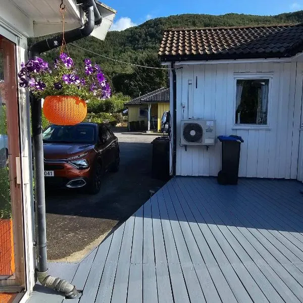 Charming and cozy house in Vindafjord，位于Dørheim的酒店