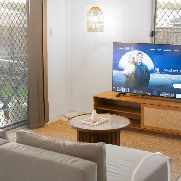 Spacious 4BR Family Home in Yarrabilba perfect for everyone，位于Logan Village的酒店