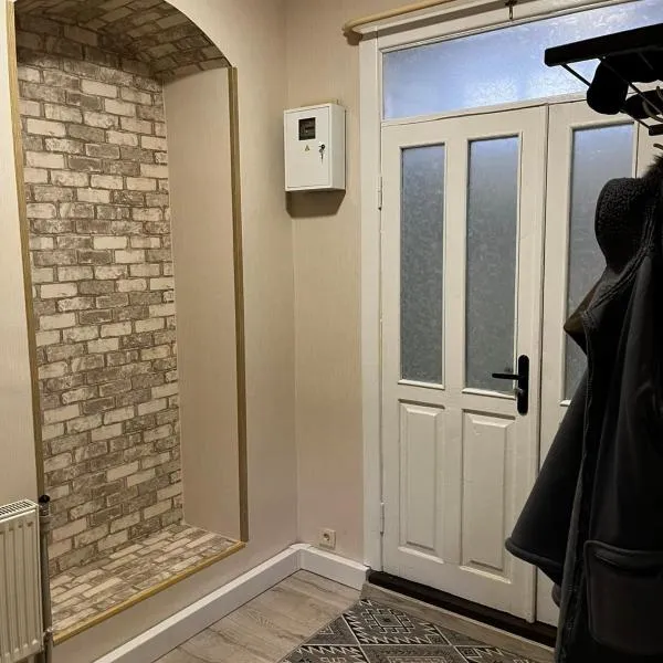 Затишна 1-но кімнатна квартира з окремим входом в центрі Ковеля，位于科韦利的酒店