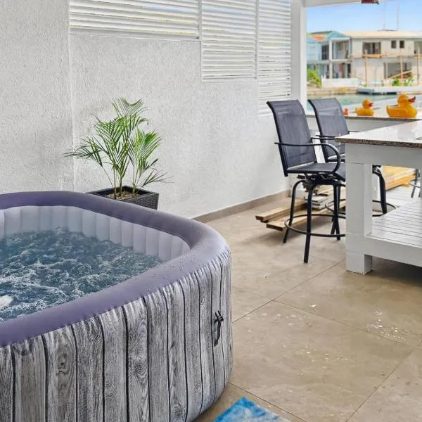 Villa Sunrise Jolly Harbour Waterfront Retreat，位于Jolly Harbour的酒店