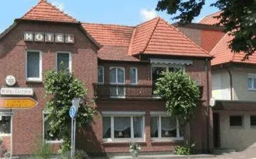 罗尔斯盖斯特豪弗酒店，位于Hassendorf的酒店