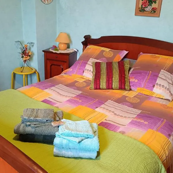 Chambres d'hôtes Chez nous，位于Nantheuil的酒店
