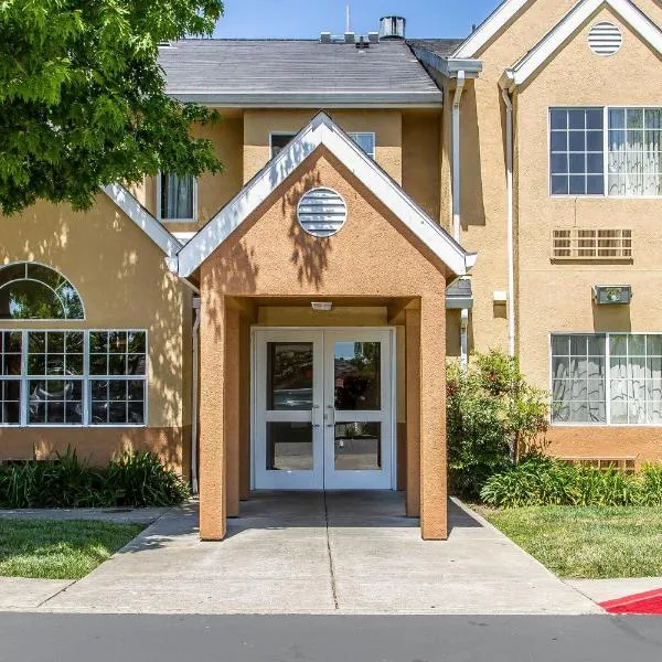 Econo Lodge Inn & Suites Santa Rosa South，位于圣罗莎的酒店