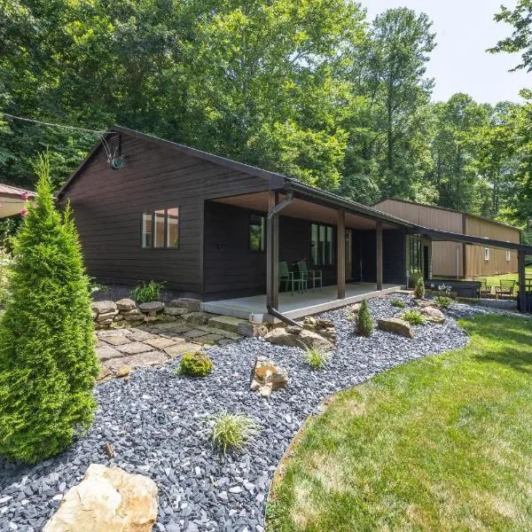 Secluded Family Cabin with Hot Tub，位于Shoals的酒店