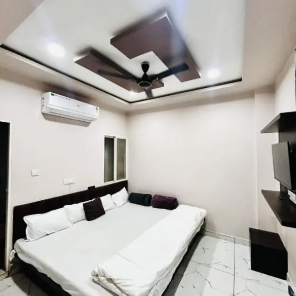 Hotel Rainbow palace，位于乌贾因的酒店