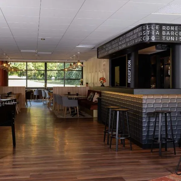 四季里尔机场酒店，位于莱斯坎的酒店