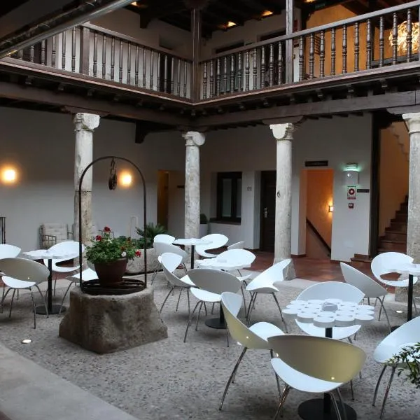 伊万尼亚阿尔卡拉精品酒店，位于Los Santos de la Humosa的酒店