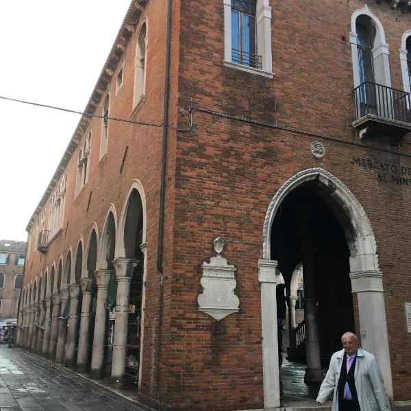 古玩市场住宿加早餐旅馆，位于威尼斯的酒店